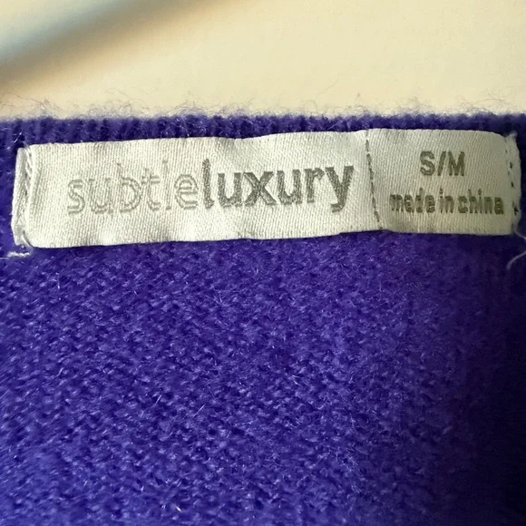 Subtle Luxury Women's Cashmere V-Neck Sweater in Vibrant Purple size S/M - Picture 3 of 4